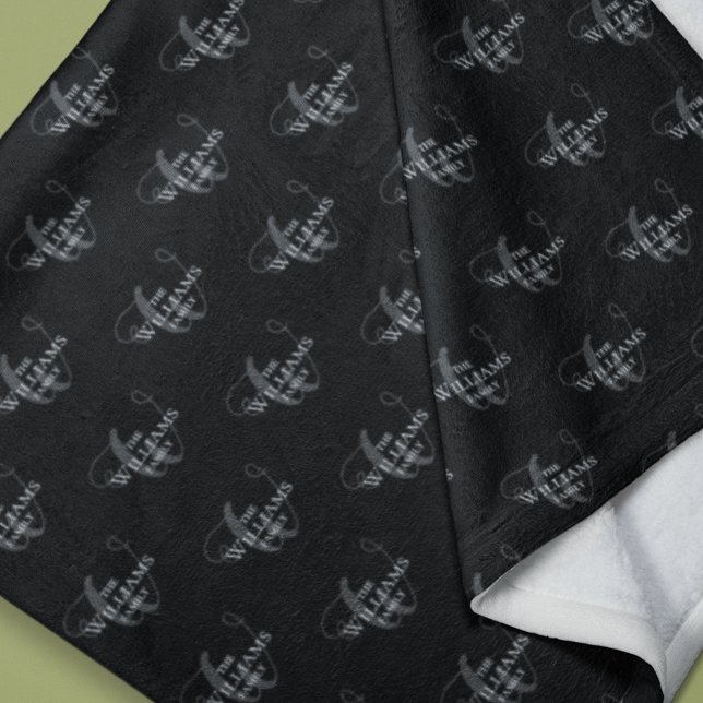 Familjen Monogrammed Black Fleecefilt (Skapare uppladdad)