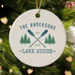 Familjen Namn Sjö House Rustic Oars Gräs Träd Julgransprydnad Keramik<br><div class="desc">En vacker, rustik, tematisk keramisk prydnadsprodukt, med familjens hus namn och sjö, hytt, stuga eller annan önskad text och dess fastställda datum, allt i den orustiska stil typografin. Anpassad design har ett unikt blått oljefartyg, paddlar och gräs träd i mjuk grönt. Designkrämbasen färg är lätt att anpassade för att matcha...</div>