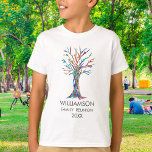 Familjen Reunion Rainbow Family Träd T Shirt<br><div class="desc">Det finns en "Familjeåterförening" T-shirt för varje barn i familjen! Dessa T-tröjor i roligten är dekorerade med en familj träd i färg i regnbågen. Anpassa dem med din familj namn och året. Den här unika designen är en utskrift av Träd-familjens mosaik som är gjord av ett litet delart glas av...</div>