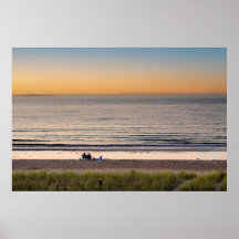 Familjen sitta på stranden vid solnedgången poster