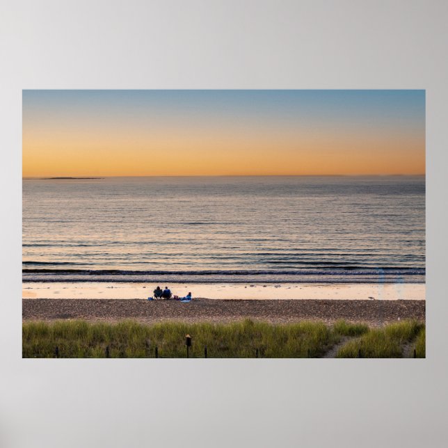 Familjen sitta på stranden vid solnedgången poster (Framsidan)