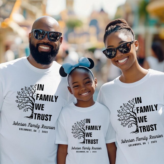 Familjen Träd i familjen Vi litar på Reunion White T Shirt (Skapare uppladdad)