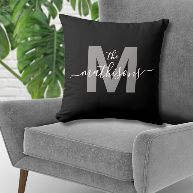 Familjenamn Elegant Svart Vit Monogram Kudde (Family Name Elegant Black White Monogram Throw Pillow)