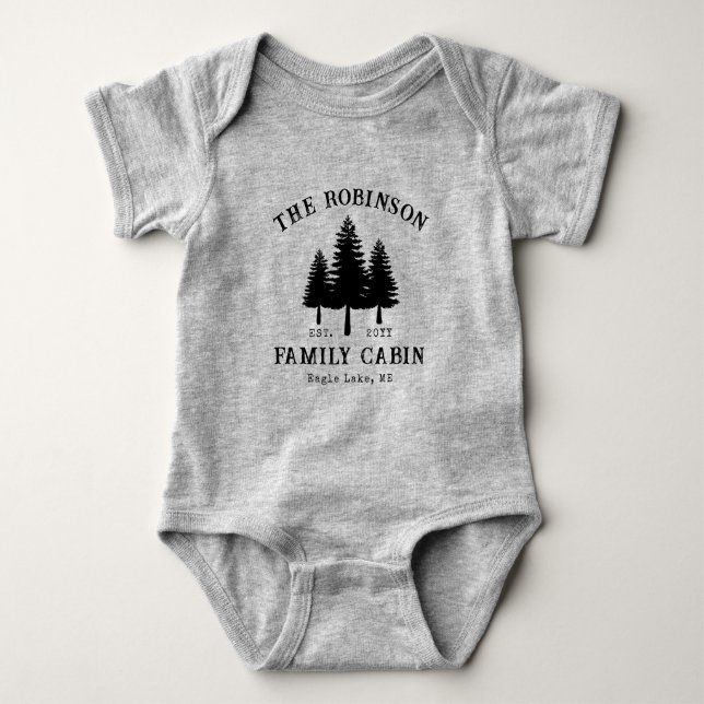 Familjenamn Stuga Rustik Landsbygd Träd  T Shirt (Framsida)