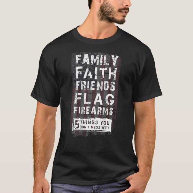 Familjevänner och vänner flagga skjutvapen t shirt (Framsida)