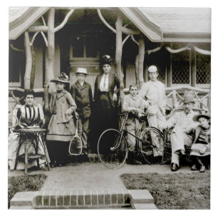 Familjgrupp, c.1900 (b-/wfotoet) kakelplatta