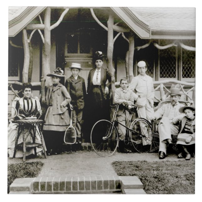 Familjgrupp, c.1900 (b-/wfotoet) kakelplatta (Framsidan)