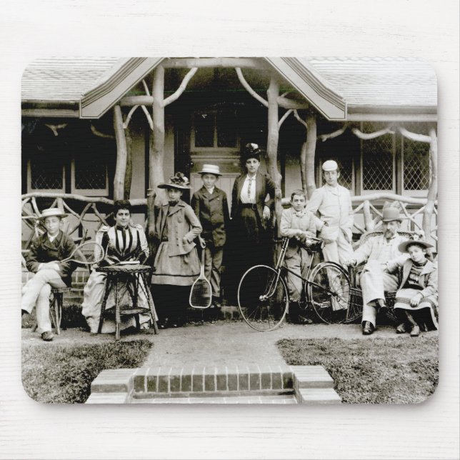 Familjgrupp, c.1900 (b-/wfotoet) musmatta (Framsidan)