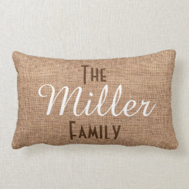 Familjmonogramen med lantlig Burlap verkställer Lumbarkudde