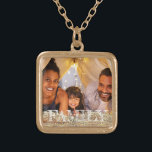 *~* FAMILY AP42 Photo Pic Bild Guld Glitter Guldpläterat Halsband<br><div class="desc">SQUARE GULD NECKLACE - GLITTER och White Block Brev (sök-ID AP42 för liknande utformningar på olika produkter) * Energetiskt utökad minnesminnesminnesminnesfamilj Keepsakéer. Ladda upp familjen bild. Höger: "FAMILY" Ett textområde är tillgängligt. Anpassa teckensnittet färg, teckensnittet storlekt faktiskt för teckensnittet och textens placering. Ta bort texten om du vill. — Eftersom...</div>