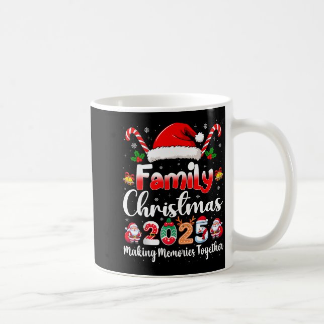 Family Crew Christmas Squad 2025 Funny Xmas Matchi Kaffemugg (Höger)