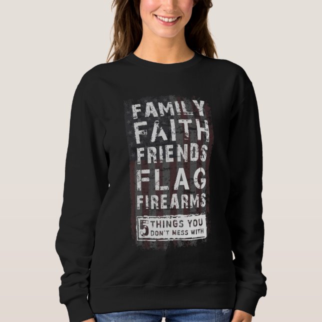 family faith friends flag firearms t shirt (Framsida)