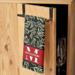 Family Monogram jul Holly Kökshandduk<br><div class="desc">Ditt första och sista namn personifierar kökshandduken med grenar,  bär och grönt mönster på svart. Perfekt till din hemdekanter eller ge som gåva. MATCHING-objekt i vår butik.</div>