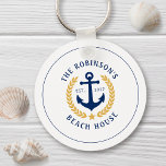 Family Namn Beach House Anchor Guld Laurel Star Nyckelring<br><div class="desc">En snyggt nautisk nyckelkedja stil metall med din personlig familj namn och strandhus, sjö hus eller annan önskad text och fastställt datum. Har en designad ankarplats för anpassningsbar med löv för guld stil och en stjärna på vitt eller anpassar enkelt färg för att matcha din nuvarande dekorfärg eller tema. Underbar...</div>