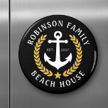 Family Namn Beach House Anchor Guld stil Laurel Magnet<br><div class="desc">Ett nautiskt tema för snyggten,  en rund kylmagnet med personligen namn och strandhus,  sjö hus eller annan önskad text och fastställt datum. Har en designad ankarplats för anpassningsbar med löven guld stil och en stjärna på svart eller anpassar enkelt färg för att matcha din nuvarande dekorfärg eller tema.</div>