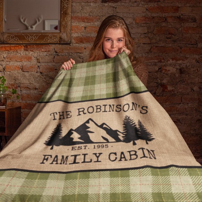 Family Namn Cabin Träd Sage Grönt Pput Burlap Fleecefilt (Skapare uppladdad)