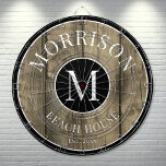 Family Namn Rustic Wood Darttavla<br><div class="desc">Den här ritytan är perfekten till ditt familjestrandhus, sjö hus, spelrum, människogrottor med mera. Den har ett djärvt inledande monogram i mitten, där din familj namn stolt visas överst. Grund står "Beach House", men det kan anpassas till alla platser, teman eller tillfälle. Utformningen kombinerar en rustik träbakgrund med ett slående...</div>