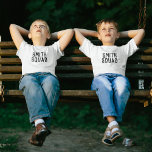 Family Namn Squad | Snyggt för modernt matchande T T Shirt<br><div class="desc">Enkel,  snyggt anpassningsbar "(din familj namn) Squad" citerar konstdesign t-shirt i modern typografi i ett roligt minimalistiskt stil. Matchningen av perfekten letar efter toppen Söt syskon eller hela familjen!</div>