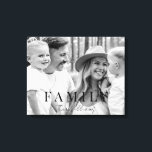 Family Namn Typography B/W Porträtt Large Canvastryck<br><div class="desc">Familjen Black and White Porträtt Canvas. Stor. Typografi. Svart och vitt filter tillämpat på porträtt. Familj Namn.</div>
