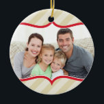 FAMILY PHOTO CHRISTMAS ORNAMENT Fold bright rand<br><div class="desc">Ett speciellt minnesmärke för att fånga ett ögonblick i tiden - skapa en ny tradition för din familj och få en varje år... Personlig med dina detaljer och foton. Mina moderna helgdag är säkra på att framträda ur resten. TIP: 1. Du kan ändra typsnitt, flytta och lägga till mer text...</div>
