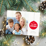 FAMILY PHOTO festive christmas hälsning bauble red Julkort<br><div class="desc">by kat masard >> WWW.SIMPLYSWEETPAPERIE.COM <<< A toppen card design med citatet "TIS THE SEASON" i fetstilt, rött format. Låt dina favoritfoton ligga i mellanrummet (Redigera för att spara dina foton som en kvadratisk form, innan du överför dem för att se till att de passar perfekt på det utrymme som...</div>