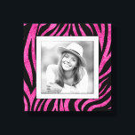 Family Photo Rosa Zebra Canvastryck<br><div class="desc">En svart och shock rosa mönster skapar ett vackert ram för ditt favoritfoto på den här inslagna arbetsytan. **TIP: Om du använder fyrkantig plakett kan du behöva skörd fotot till en fyrkant INNAN du överför det för bästa resultat.</div>