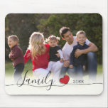 Family Red Heart Calligraphy | Vågrät Photo Musmatta<br><div class="desc">Den här söta familjens foto-musmatta är en perfektens hjärtliga gåva. Den har ett vågrät foto ram med trendig handskriven kalligraftext över grund som lyder: Familj (år). Texten accentueras med ett hand plockade-rött hjärta. Fotografi © Storytree Studios,  Stanford,  CA</div>