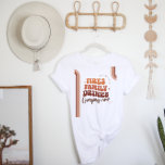 Family Reunion Camping Road Resa | Retro Boho T Shirt<br><div class="desc">Med 70-talets rand och retrotypografi i ett trendig, modern utformning. Byt Namn till ditt eget anpassad design. Den här designen kommer aldrig att försvinna från stil. Perfekt för familjefotografier, återförening av party, roadtrips med mera. Varm, vintage som grädde, dammig ro och bränd orange tar över scenen. 1970-talets estetik i vintagen...</div>