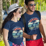Family Reunion Sommar Sunset Beach Handflatan Träd T Shirt<br><div class="desc">Cute som matchar sommarfamiljens semestersemestersemestertskjortor för pappa och farpa för bära på en ökryssning eller ett tropiskt havsområde resa. Det är vackert handflatan träd framför en söt havssolnedgång. Perfektens anpassningsbar garanterar att alla manar i en grupp matchar varandra. Anpassa med namn eller året.</div>