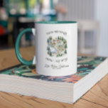 Family Sjö House | Cabin Karta Monogram Mugg<br><div class="desc">Välkomna familjeminnen med detta vackra designade familjehus i Sjö | Cabin Karta Monogram Mugg. Med ett imponerande illustrerat karta i ditt speciella sjö hus eller din hytt, för den här anpassningsbarna mugg in värmen i din semesterspothöger i ditt hem. Perfekt för mysiga förmiddagar eller som en tänkbar gåva, den här...</div>