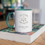 Family Sjö House Monogram Mugg<br><div class="desc">Höj din kaffrutin på morgonen med den här charmerande familjen Sjö House Monogram Mugg. Perfekt för mysiga förmiddagar i sjö eller för in ett naturdrag i ditt dagliga liv, mugg har en anpassningsbar monogramdesign som fångar kärnan i en serienfamiljreträtt. Den är skapad med högkvalitativ keramik, den skryter med ett robust...</div>