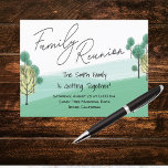 Family Träd Reunion Vykort<br><div class="desc">Det är dags att varna klan om att det ska gå till en familjeåterförening. Inbjudan hela din familj till en picknick i parken,  bäckenbarbecue eller roligt i sol vid stranden. Modern typografi med familjen träd och backe.</div>