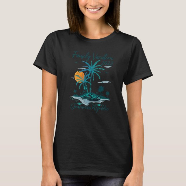 Family Vacation 2022 Retro Sunset Dominican Republ T Shirt (Framsida)