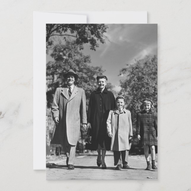 Family Walking (Framsida)