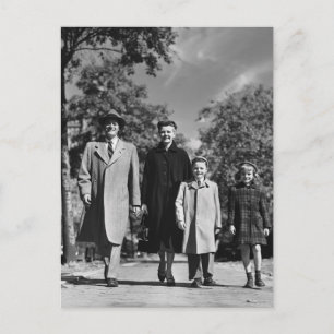 Family Walking Vykort