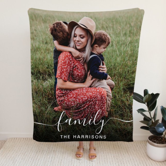Family White Script Photo Overlay Monogram Fleecefilt (Skapare uppladdad)