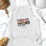 Fånga dig på Spatula-citatet Förkläde<br><div class="desc">Fånga dig på Spatulaofferten Vuxen Apron. Cute-kocken med ett lustigt matlagningscitat från humor. Anpassa den här anpassningsbarna till att laga humor med din egen namn eller text.</div>