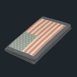 Fängad amerikansk Flagga Wallet<br><div class="desc">Mutta skuggor av rött,  blått och kräm ge den här amerikanska Flagga har en rustik känsla för vintage. Designen kommer från originalteckningen.</div>