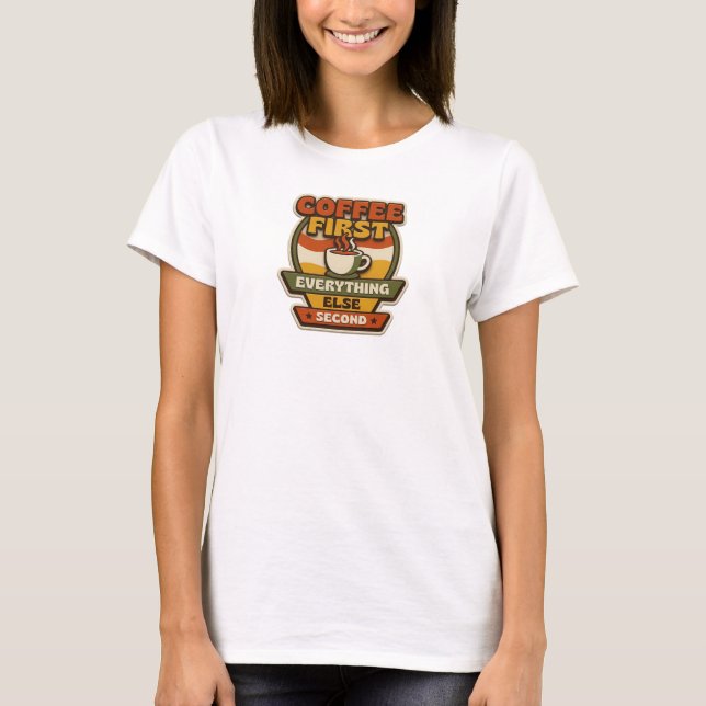 Fängslande KAFÉ FÖRST ALLT ANNAT SEKUND T Shirt (Framsida)