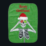 Fånig christmas Skeleton Santa Hat Ornaments Grönt Bebistrasa<br><div class="desc">Den här babyburkduken har ett fånig skelett med en päls-trimmad julhatt som håller två ljusa runda prydnadsföremål med snöflingor fram till ögon på gröntens bakgrund med faux guld-gnistor. God jul text i rött.</div>
