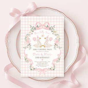 Fånig Geese Twillingar Rosa Bow Gingham Girls Birt Inbjudningar