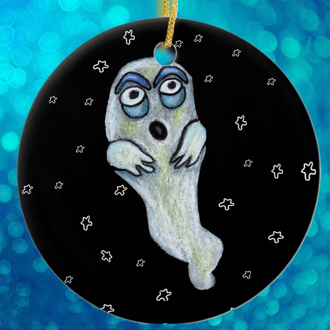 Fånig Goofy Tecknad Ghost Big Ögon Stars Julgransprydnad Keramik (silly ghost blue eyes floating on white stars on black Halloween hanging ornament.)