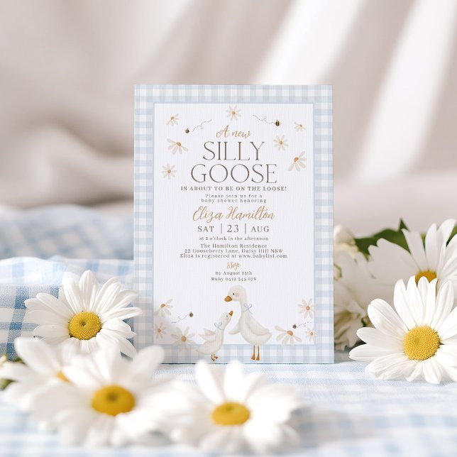 Fånig Goose på den stora babyskabinen Blue Gingham Inbjudningar (A new silly goose is about to be on the loose! Boy's Blue Gingham Goose Baby Shower Invitation)