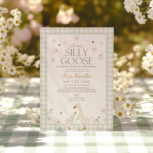 Fånig Goose på Loose Baby Shower Sage Gingham Inbjudningar (A new silly goose is about to be on the loose! Sage Green Gingham Goose Baby Shower Invitation)