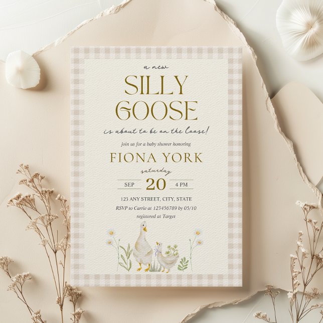 Fånig Goose Watercolor Kön Neutral Baby Shower Inbjudningar (Silly Goose Baby Shower Theme Beige Aesthetic Gingham Modern Cute Gender Neutral Animal Themed)