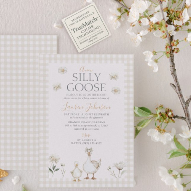 Fånig Goose Whimsical Beige Gingham Baby Shower Inbjudningar (Skapare uppladdad)