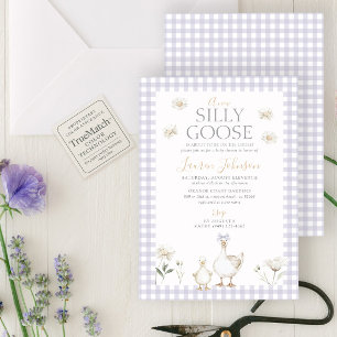 Fånig Goose Whimsical Lila Gingham Baby Shower Inbjudningar