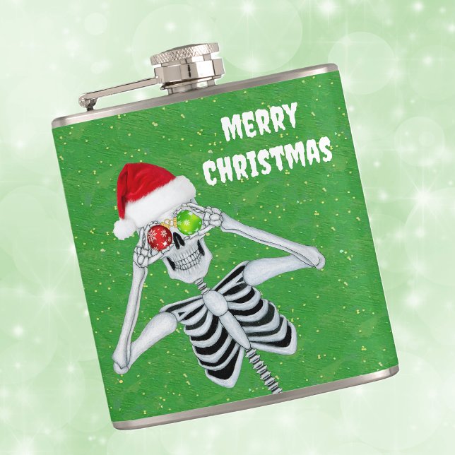 Fånig Jul Skeleton Ornament Ögon Grönt Guld Fickplunta (Silly Merry Christmas skeleton ornament eyes Santa hat on green with gold flecks hip drinking flask.)