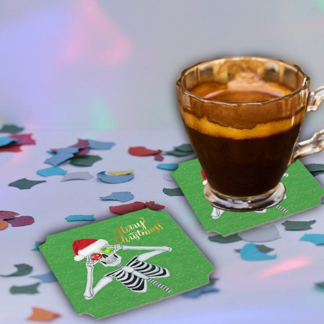 Fånig jul Skeleton Ornament Ögon Santa Hat Underlägg Papper (Cute Merry Christmas skeleton ornaments Santa hat on green paper party drink coasters.)