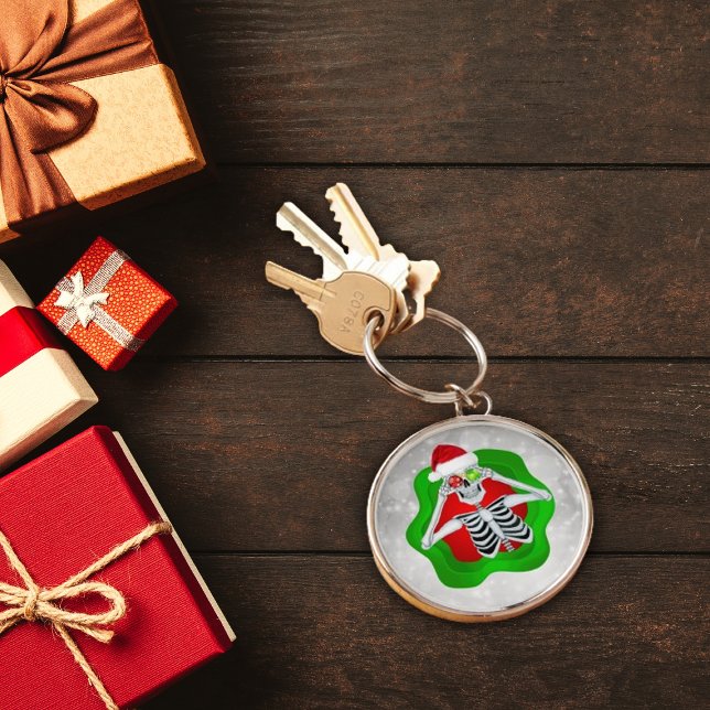 Fånig Jul Skeleton Ornaments Santa Hat Grönt Rund Silverfärgad Nyckelring (Christmas fun skeleton holding ornaments with Santa hat bright red green keychain.)